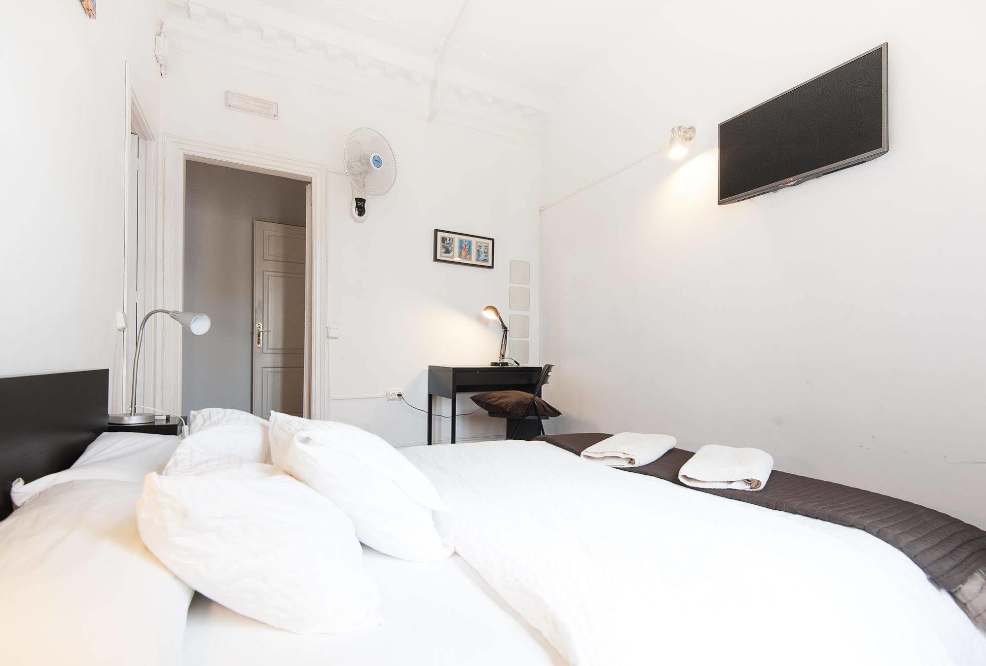 Wow Hostel Barcelona Exteriör bild